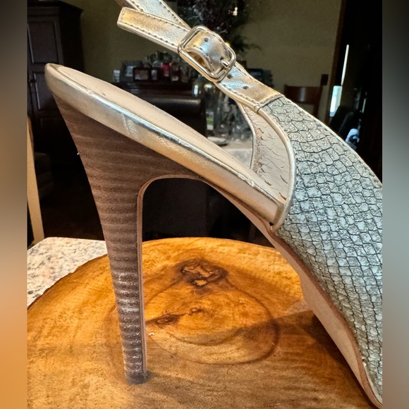 Guess stilleto slingback heels. Very pretty sage and gold colored. Size 10 - Picture 6 of 16